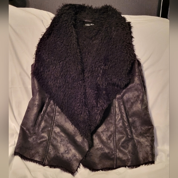 🩷 3/$15 MO-KA - WOMEN'S FAUX FUR & LEATHER VEST SIZE MEDIUM - Picture 2 of 8